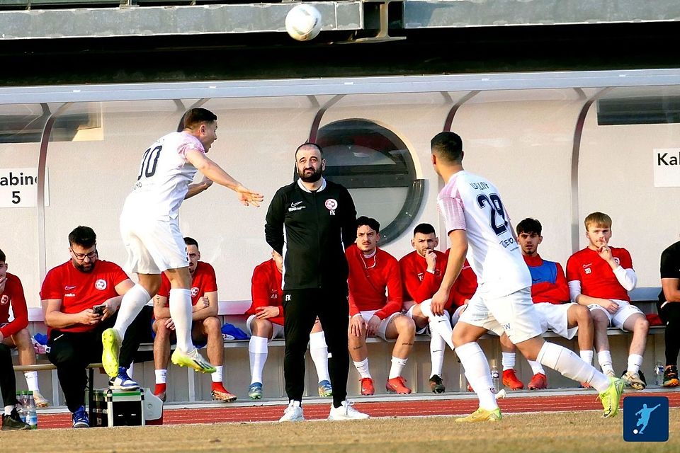 Rot-Weiss Wittlichs neuer Trainer Fahrudin Kuduzovic (Mitte) musste eine 0:1-Niederlage seiner Mannschaft beim Ahrweiler BC mitansehen.