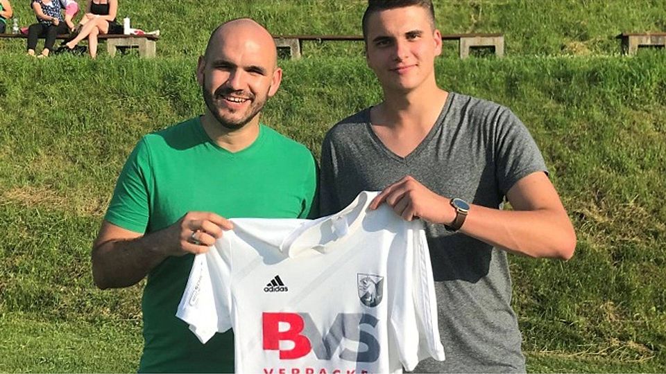 FCE-Coach Klaus Gallmann (links) und sein neuer Stürmer Fabio Kech | Foto: FC Erzingen