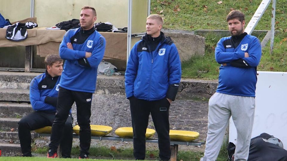 Sportclub Trainer Marco Süße (links) und seine Assistenten warten sehnsüchtig auf ihr erstes Rückrundenspiel am Wochenende.