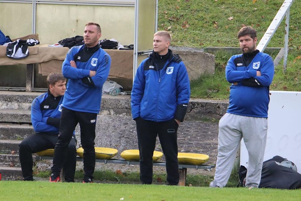 Sportclub Trainer Marco Süße (links) und seine Assistenten warten sehnsüchtig auf ihr erstes Rückrundenspiel am Wochenende.