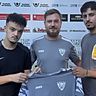 Trainer Sascha Samardzic (Mitte) mit den beiden Neuzugängen Karim Nahia (links) und Youssef Saidj | Foto: SV Weil
