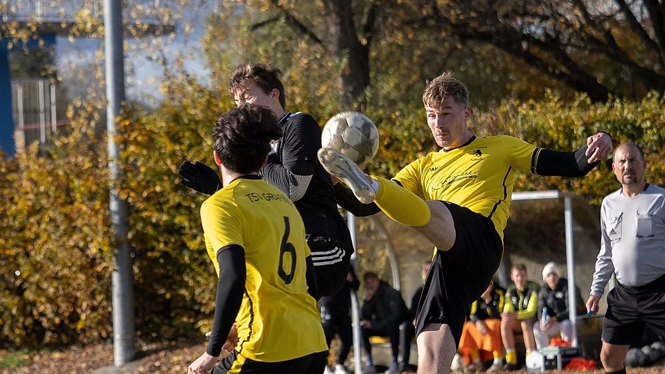 Sie räumten zuletzt deutlich sorgfältiger um ihren Strafraum herum auf: die Grafinger (gelb, v.l.) Luis Lechner und Maximilian Rüger wollen auch bei Herlin die Null verteidigen.