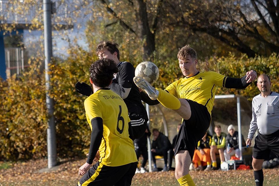 Sie räumten zuletzt deutlich sorgfältiger um ihren Strafraum herum auf: die Grafinger (gelb, v.l.) Luis Lechner und Maximilian Rüger wollen auch bei Herlin die Null verteidigen.