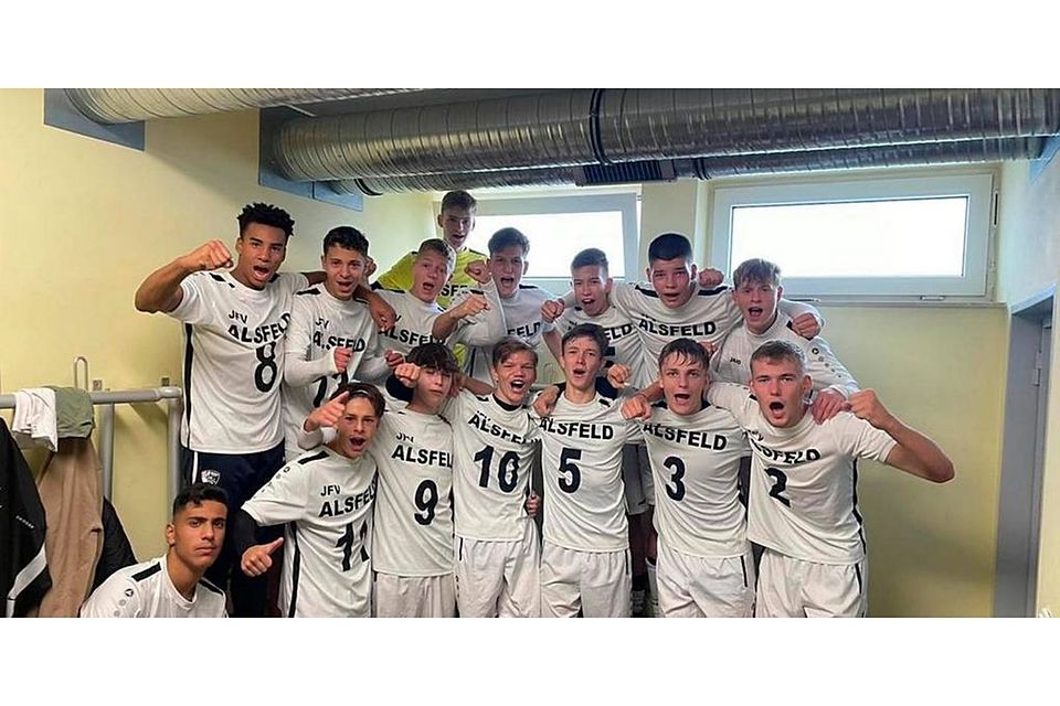 So sehen Sieger aus: Alsfelds B-Junioren feiern beim KSV Baunatal den ersten Saisonsieg in der Verbandsliga Nord. Foto: Merle 