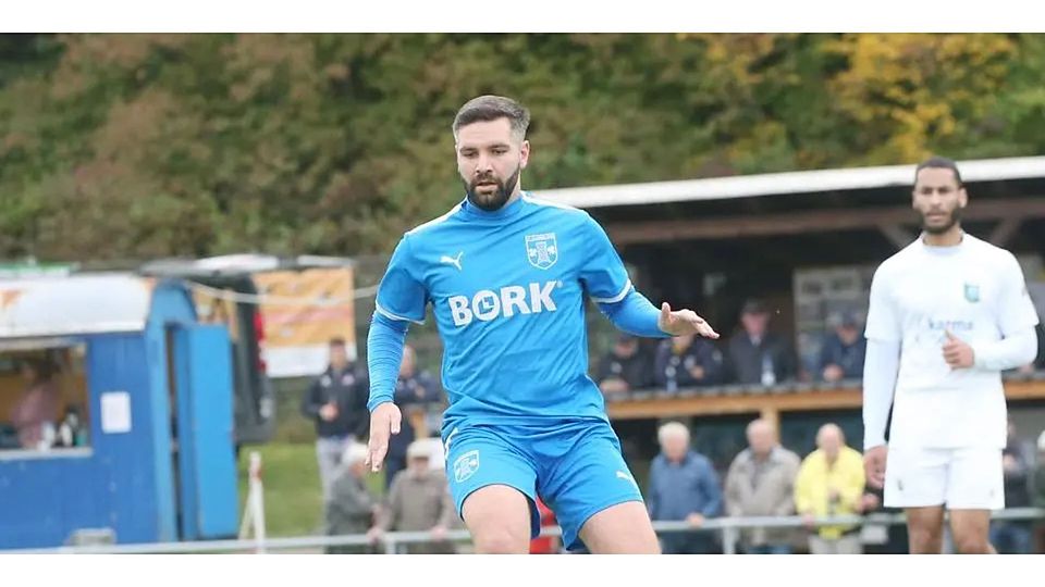 Spielertrainer Dominik Huisgen trifft für seinen FC Cleeberg gleich doppelt in der Fußball-Gruppenliga gegen den VfB Wetter. (Archivfoto) © Steffen Bär