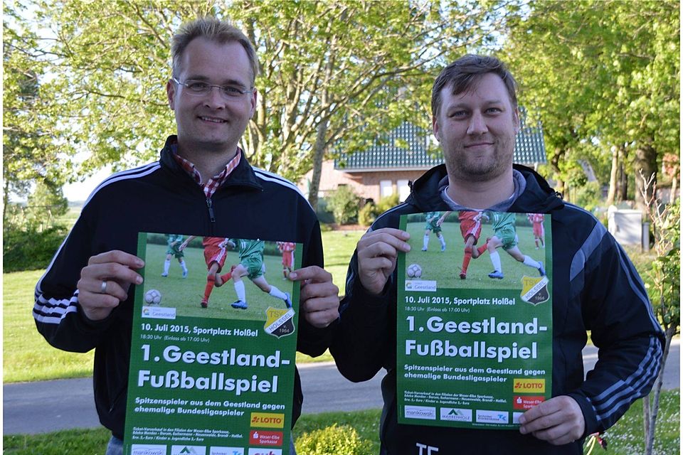 Kai Niemczyk (links), Vorsitzender des TSV Holßel, und Timo Franke, der Trainer der Geestland-Auswahl, machen schon mal Werbung für das Fußballspiel am 10. Juli gegen ehemalige Bundesligakicker. Foto Malekaitis