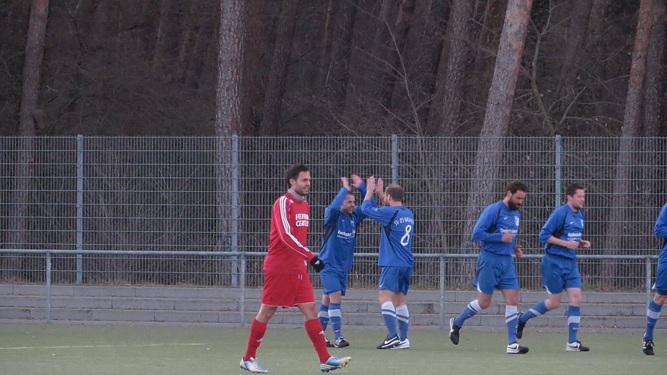 Jubel über den perfekten Start: Goalgetter Dominik Wolf und 07-Teamkollege Jens Bolbach (v. links in Blau) freuen sich über das 1:0. Foto: Presta.