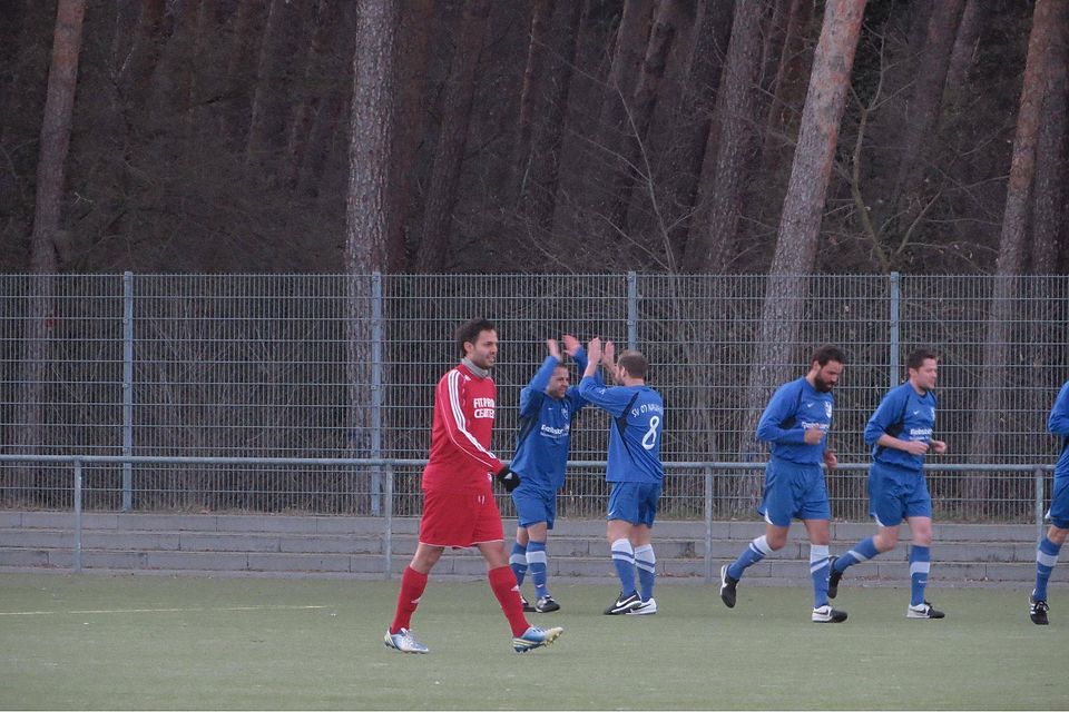 Jubel über den perfekten Start: Goalgetter Dominik Wolf und 07-Teamkollege Jens Bolbach (v. links in Blau) freuen sich über das 1:0. Foto: Presta.