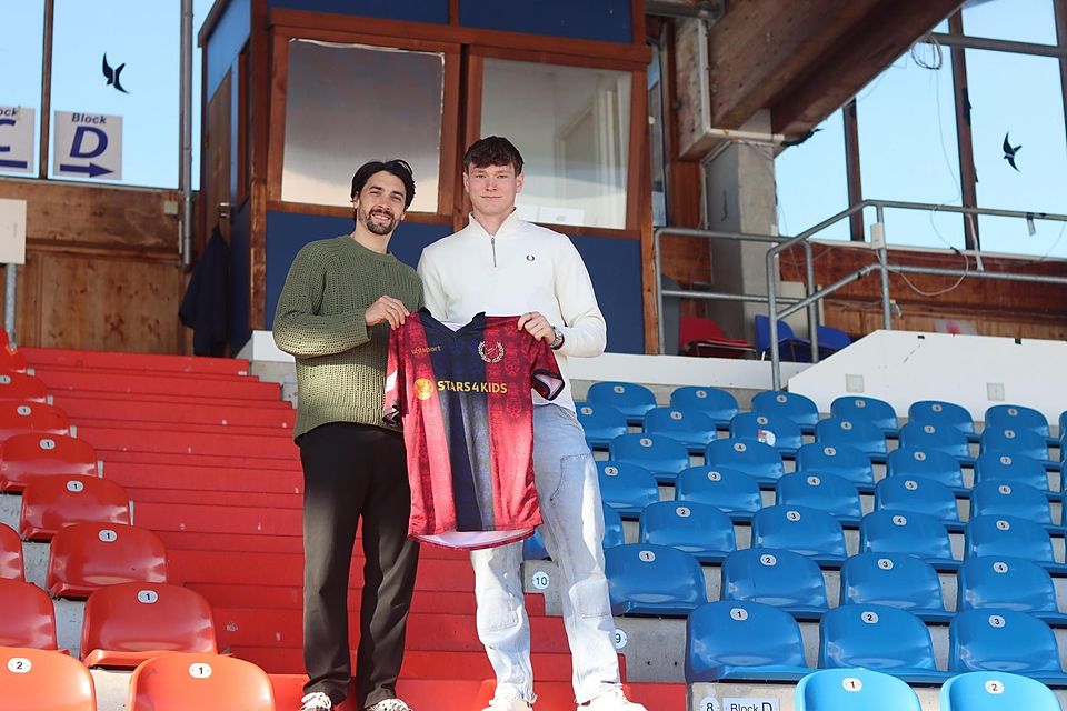 Auf der Tribüne heißt SpVgg-Sportdirektor Markus Schwabl Neuzugang Richard Meier im Unterhachinger Sportpark herzlich willkommen.