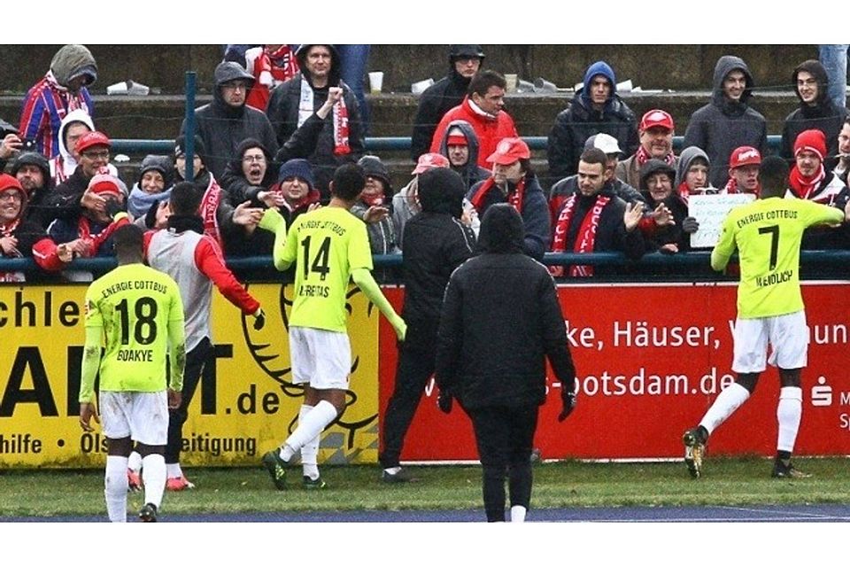 Die Fan und Spieler des FC Energie Cottbus bejubeln den Einzug ins Halbfinale des AOK Pokals Foto: Sven Bock