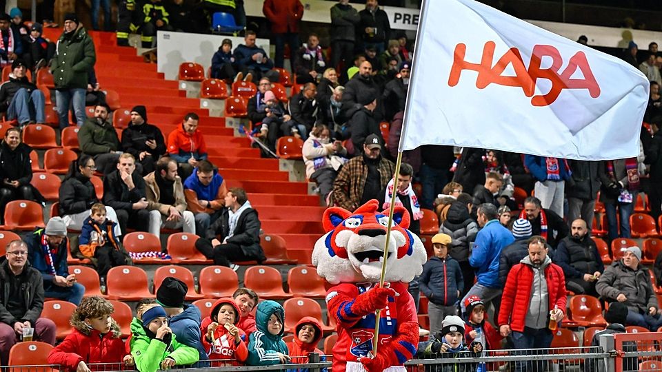 Auch das Hachinger Maskottchen Fonsi freut sich auf die Zusammenarbeit mit dem Spielwarenhersteller Haba.