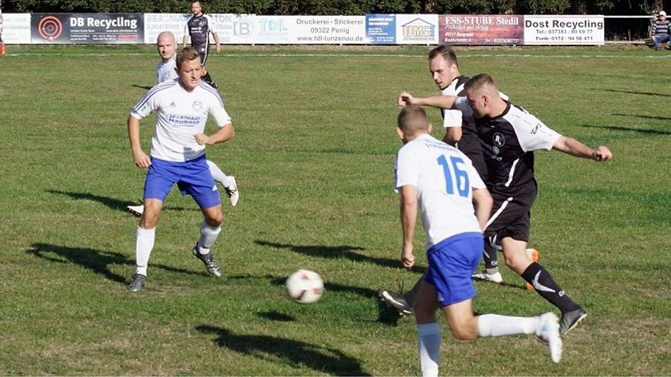Der SV Barkas Frankenberg (hier in der Runde zuvor gegen den Rotation Göritzhain, weiße Trikots) trifft im Achtelfinale des Mittelsachsenpokals daheim auf die Reserve des SV Mittweida. F: Claus Spreer