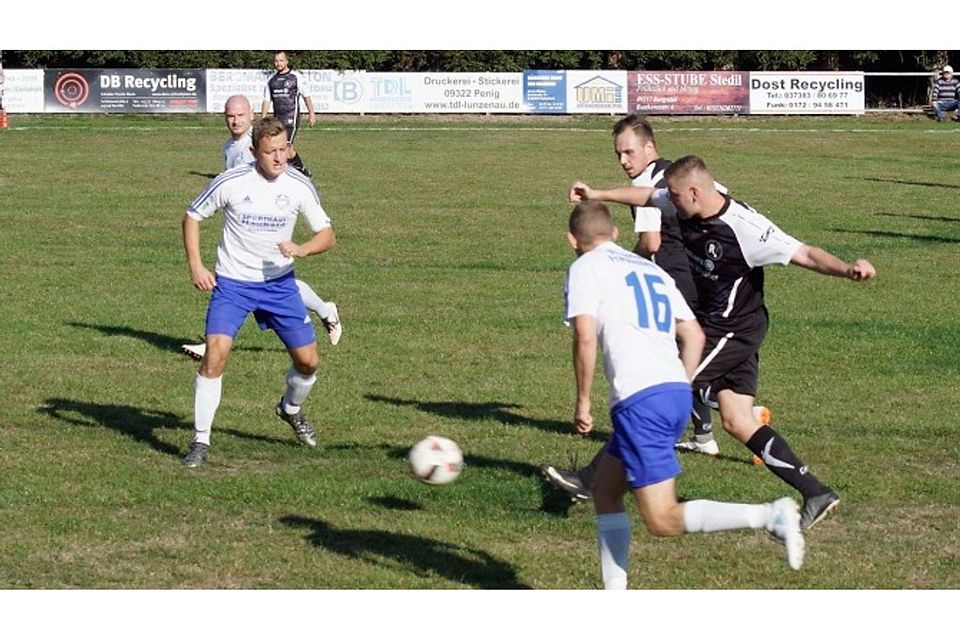 Der SV Barkas Frankenberg (hier in der Runde zuvor gegen den Rotation Göritzhain, weiße Trikots) trifft im Achtelfinale des Mittelsachsenpokals daheim auf die Reserve des SV Mittweida. F: Claus Spreer