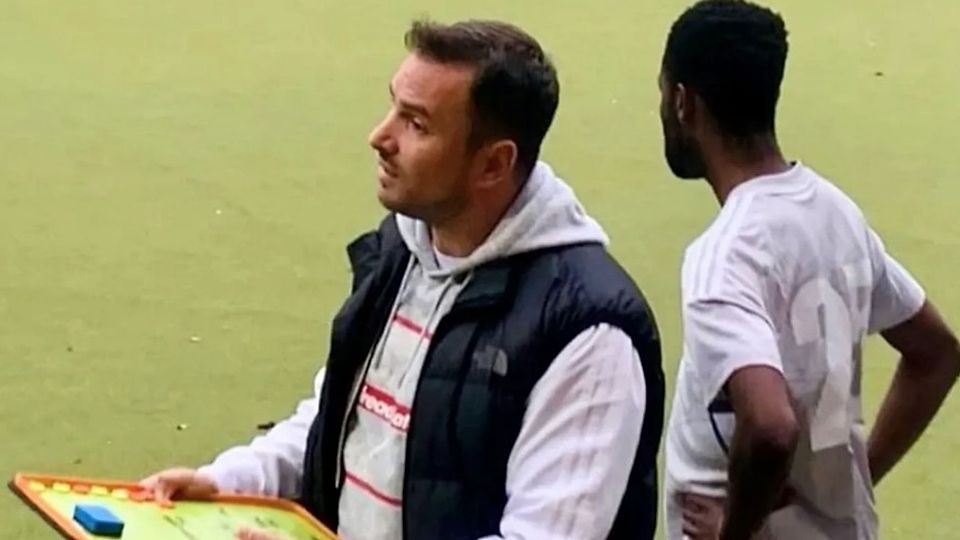 Novi Trainer Volkan Güney vorne