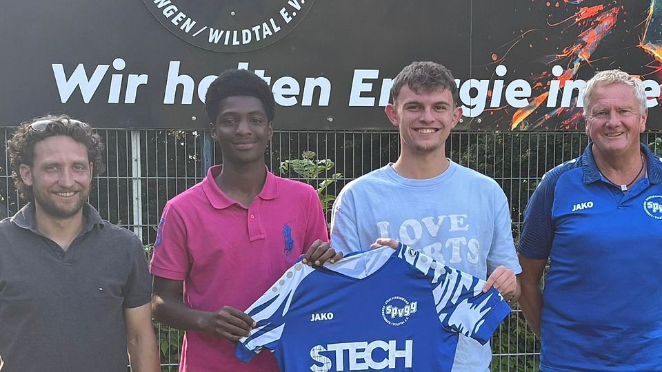 Die Neuen bei der SpVgg. Gundelfingen/Wildtal: Diego Tetteh (Zweiter von links) und David Binninger (Dritter von links), umrahmt von Dennis Jehle (ganz links) und Uwe Saier vom Sportvorstand.