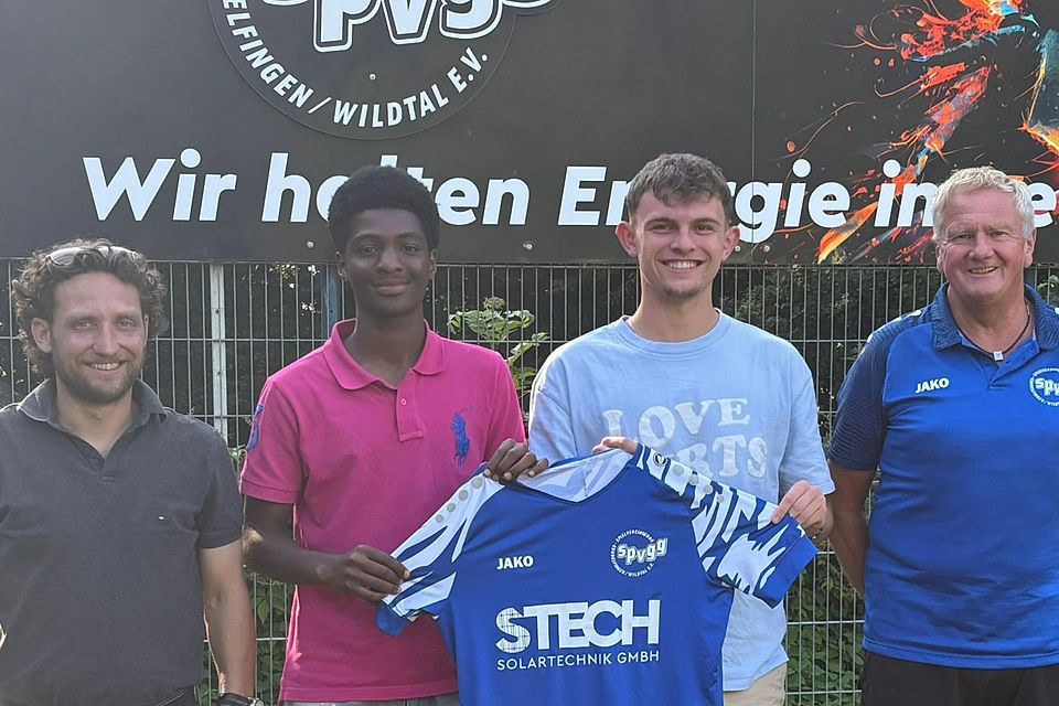 Die Neuen bei der SpVgg. Gundelfingen/Wildtal: Diego Tetteh (Zweiter von links) und David Binninger (Dritter von links), umrahmt von Dennis Jehle (ganz links) und Uwe Saier vom Sportvorstand. Die Neuen bei der SpVgg. Gundelfingen/Wildtal: Diego Tetteh (Zweiter von links) und David Binninger (Dritter von links), umrahmt von Dennis Jehle (ganz links) und Uwe Saier vom Sportvorstand.