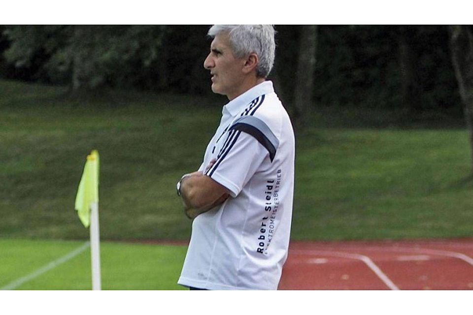Erstmals am Spielfeldrand bei einem Auswärtsspiel: Anzings neuer Coach Hazir Tasci. Foto: stefan rossmann