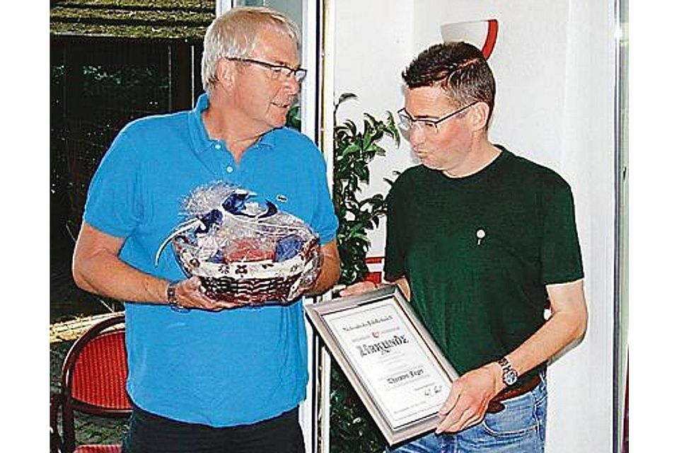 Zum Abschied geehrt: Dieter Tempel (links) überreichte Thorsten Jäger ein Präsent, die  silberne Ehrennadel sowie eine Urkunde. Jürgen Hinrichs