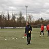 Die Großaspacher U19 um Coach Markus Nohl (Mitte) startete ins Training. 