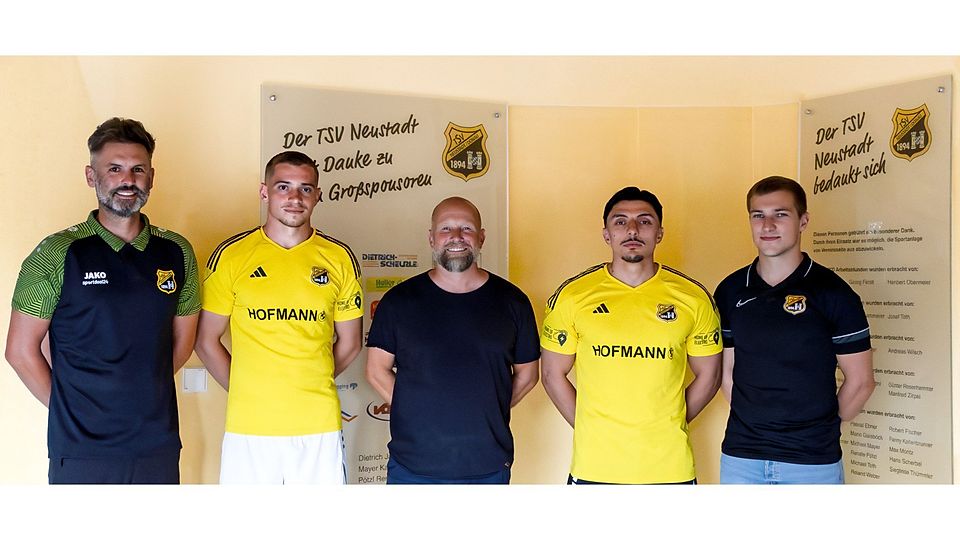 Von links nach rechts: Abteilungsleiter Daniel Neubaur, Qendrim Hoti, Trainer 2. Mannschaft Robert Fischer, Anastasios Porfyriadis, Abteilungsleiter Michael Deiner 