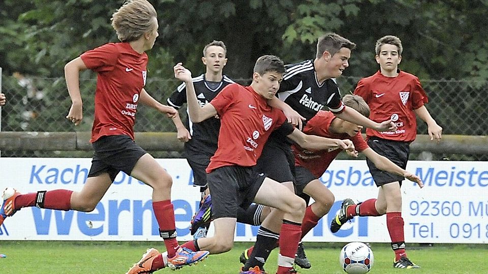 U15-Pokal: Der BSC Woffenbach (rot) gewann das Duell der Kreisligisten bei der JFG Neumarkt mit 2:1 (F.: Etzold).