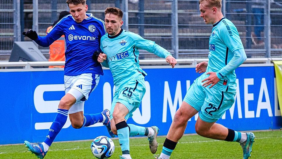 Im Moment muss sich Marco Pledl (Mitte) mit Einsätzen in der zweiten Mannschaft des SC Paderborn zufriedengeben.