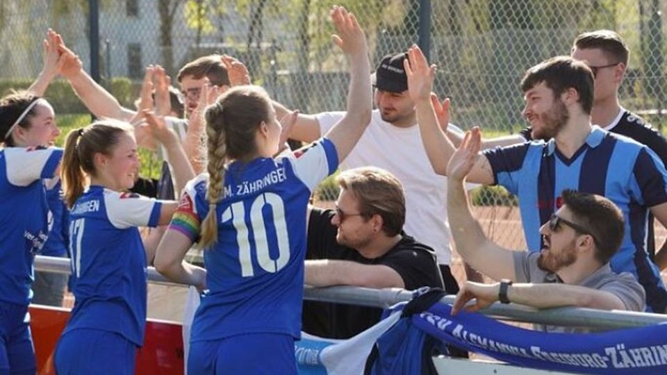 Die Spielerinnen des TSV Alemannia Freiburg-Zähringen bejubeln mit den mitgereisten Fans den Einzug ins Pokalfinale. 