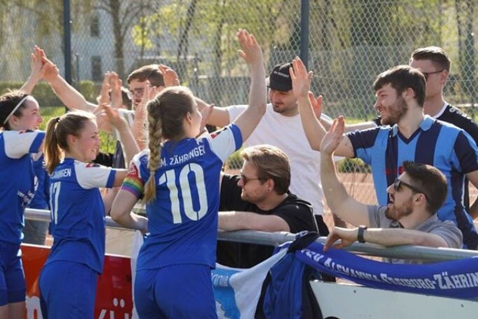 Die Spielerinnen des TSV Alemannia Freiburg-Zähringen bejubeln mit den mitgereisten Fans den Einzug ins Pokalfinale. Die Spielerinnen des TSV Alemannia Freiburg-Zähringen bejubeln mit den mitgereisten Fans den Einzug ins Pokalfinale.