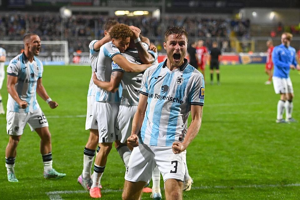 Pure Erleichterung, pure Emotionen: Siemen Voet und der TSV 1860 bejubeln den späten Siegtreffer.