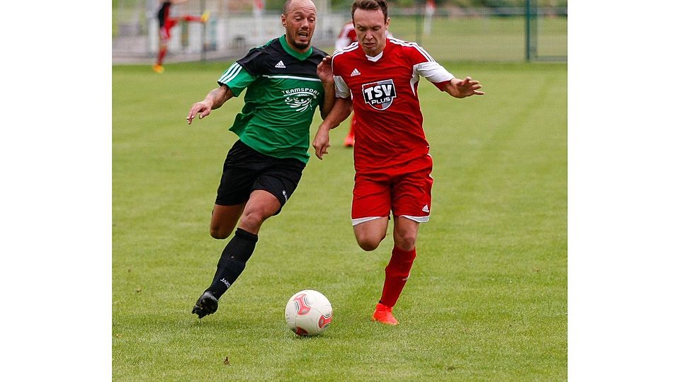 Laufduell: Roxheims Sven Zoller (li.) mit dem Langenlonsheimer Benedikt Treuer.   (Foto: Dirk Waidner)