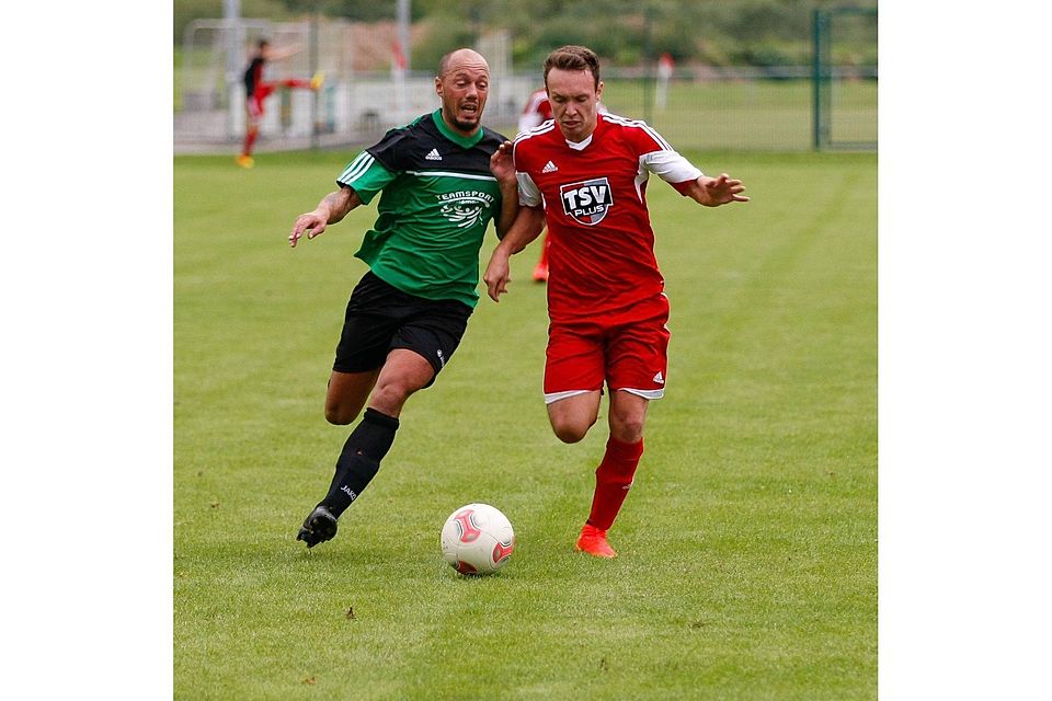 Laufduell: Roxheims Sven Zoller (li.) mit dem Langenlonsheimer Benedikt Treuer. (Foto: Dirk Waidner) Laufduell: Roxheims Sven Zoller (li.) mit dem Langenlonsheimer Benedikt Treuer. (Foto: Dirk Waidner)