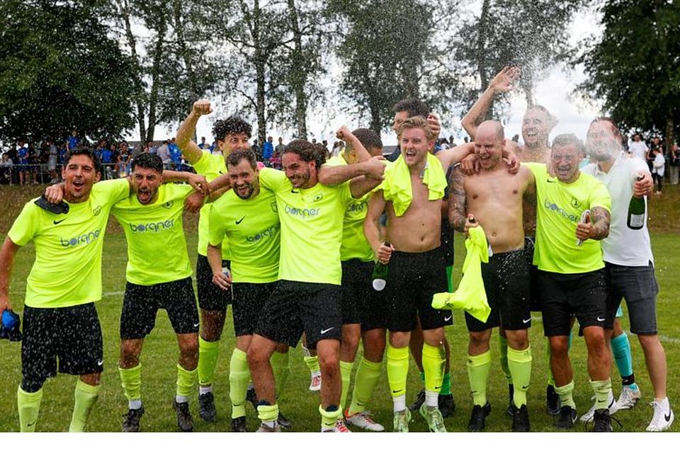 Meisterjubel beim TSV Harrenhausen um Spielertrainer Mario Moretti nach dem knappen 1:0 gegen Verfolger Kleestadt. Meisterjubel beim TSV Harrenhausen um Spielertrainer Mario Moretti nach dem knappen 1:0 gegen Verfolger Kleestadt.
