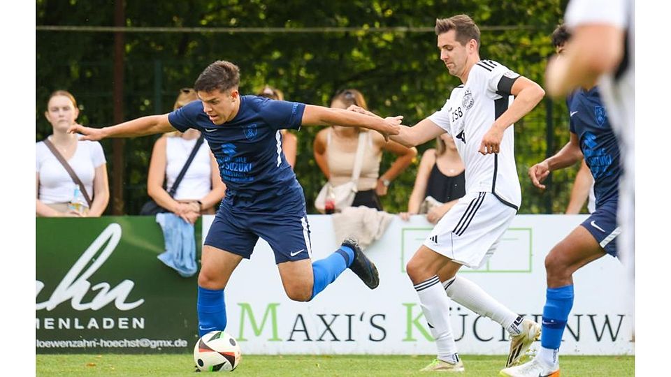 Höchsts Kapitän Christoph Eisenhauer (rechts) versucht, Münsters Douglas Victor Stork aufzuhalten. Die Höchster unterliegen 0:5.	