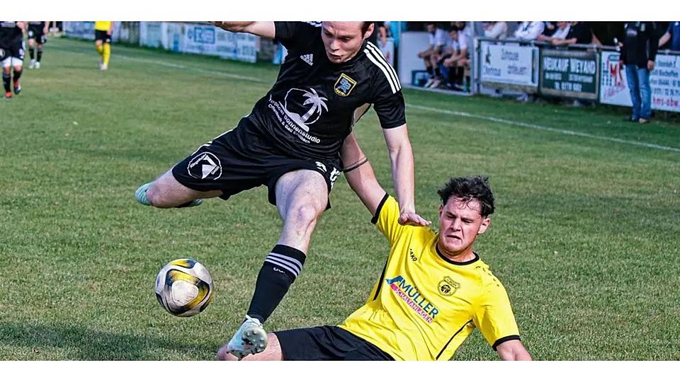 Der FC Merkenbach und Janne Kuhlmann (re.) setzten sich mit 5:2 bei der SG Aartal und Silas Becker durch. © Lorenz Pietzsch