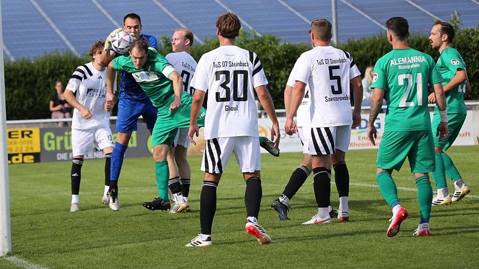 Alemania Waldalgesheim (grüne Trikots) feierte in der Verbandsliga einen am Ende verdienten 2:0-Heimsieg gegen TuS Steinbach.	Foto: Edgar Daudistel