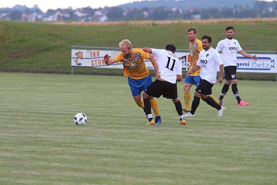 Der SSV Ehingen-Süd (gelb) setzte sich im ersten Gruppenspiel des Ehinger Stadtpokals mit 3:0 gegen den TSV Türgücü Ehingen durch. Foto: Florian Ankner