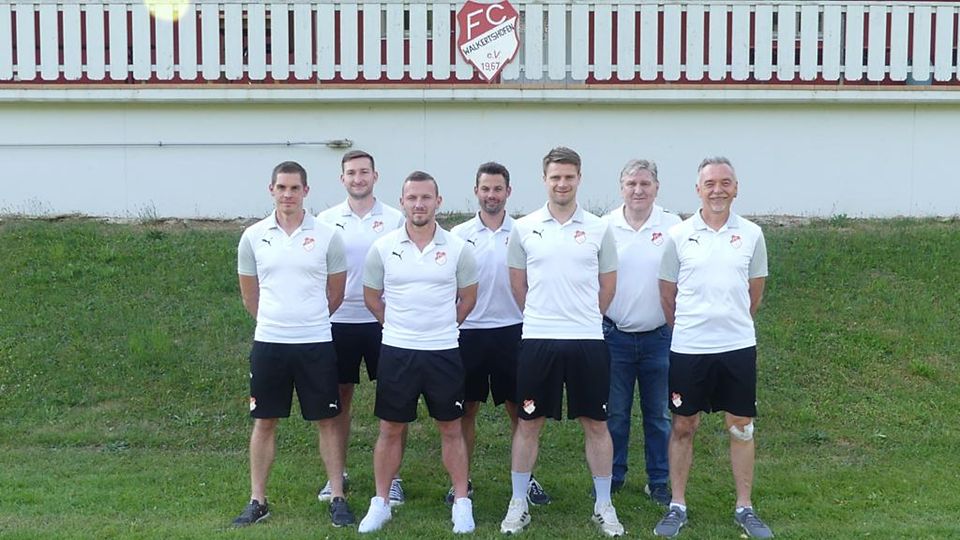 Die Walkertshofener Verantwortlichen mit dem Trainerteam um den neuen "Co" Sebastian Zettl (dritter von rechts) 