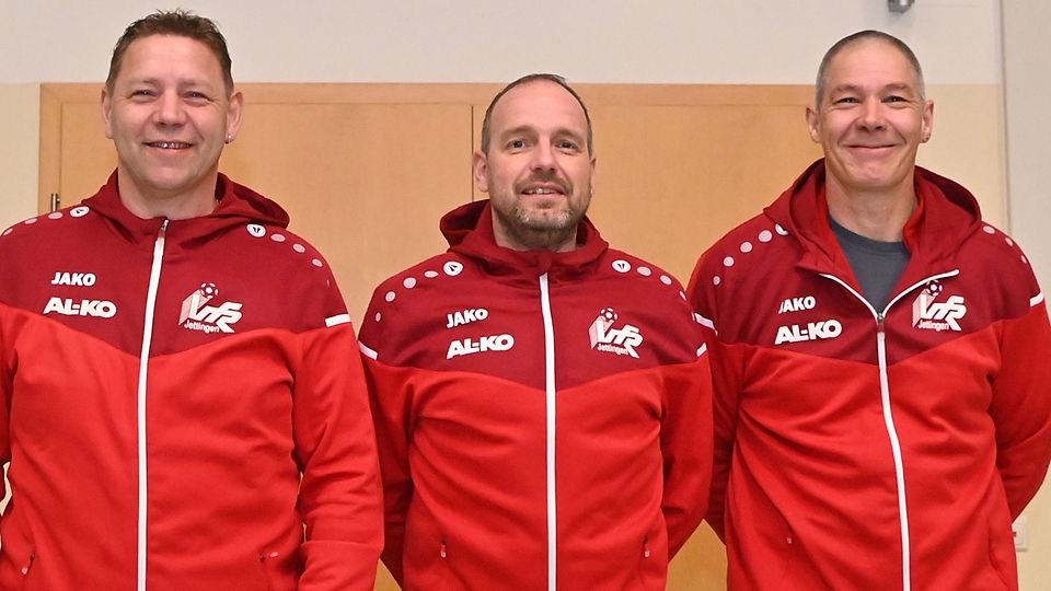 Der Sportliche Leiter Josef Forstner (links) und VfR-Abteilungsleiter Christoph Hoss (rechts) freuen sich über die Verpflichtung von Matthias Eckert als Trainer des Kreisliga-Teams.