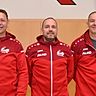 Der Sportliche Leiter Josef Forstner (links) und VfR-Abteilungsleiter Christoph Hoss (rechts) freuen sich über die Verpflichtung von Matthias Eckert als Trainer des Kreisliga-Teams.