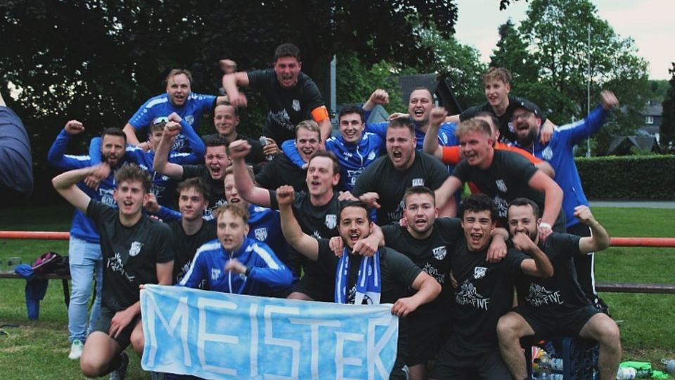 Jubel in der Ferne: Der FC Hilletal kürt sich drei Spieltage vor Schluss zum B-Liga-Meister im östlichen HSK.