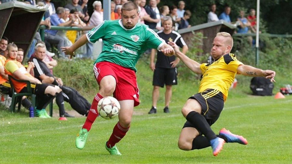 Schönebeck (in rot-grün) setzte sich in Runde eins beim VfB Neugattersleben durch.        F: Schaap