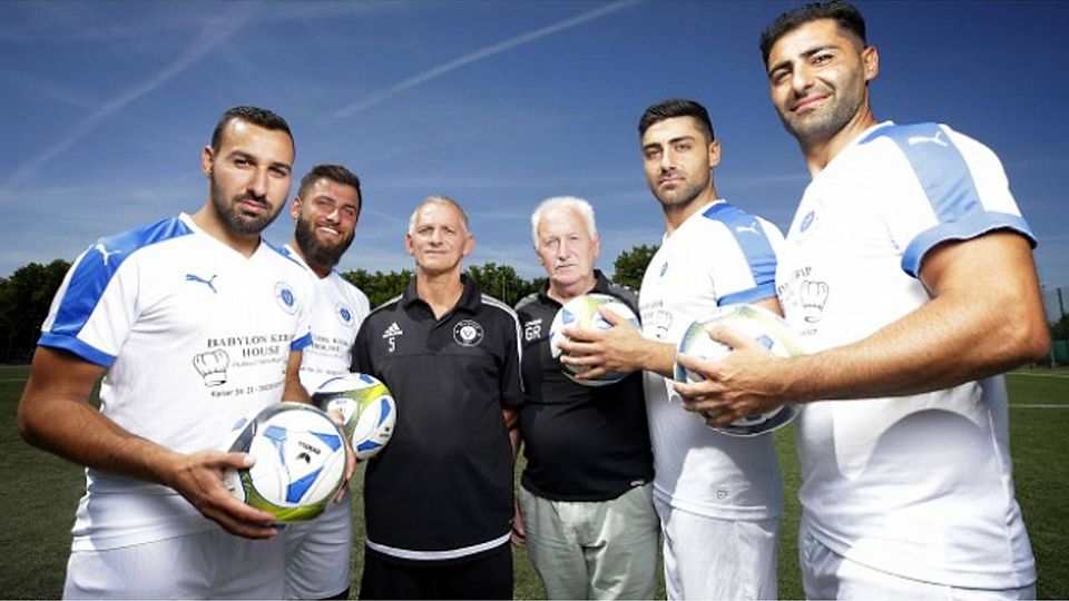 Hoffnungsträger: Josef Faal, Imanuel Esen, Trainer Willi Krause, Betreuer Günter Roggenkamp, Stephan Dalmis und Isa Dalmis (v.l.) streben mit Suryoye Verl einen Spitzenplatz an.  F: Martinschledde