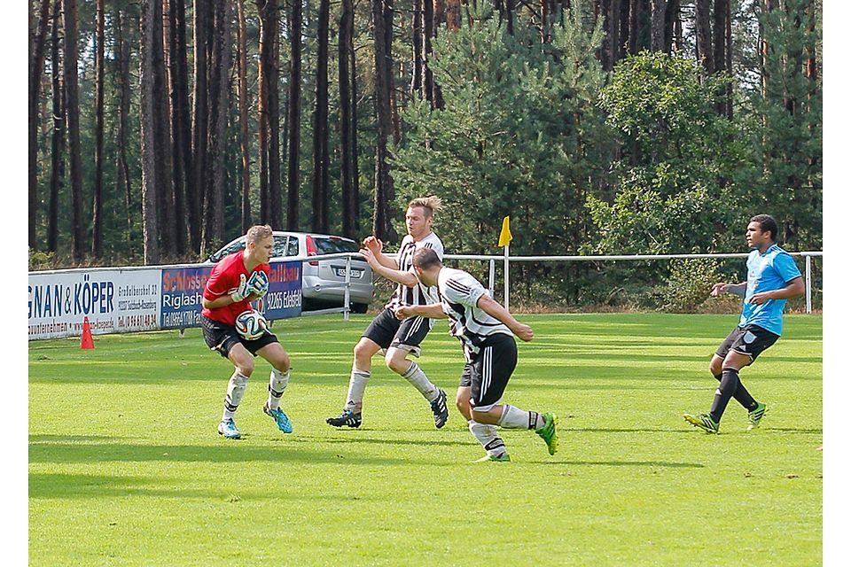SVL-Keeper Johannes Ritter (l.) durfte nach seiner roten Karte im Pokal nicht eingesetzt werden. F: Egerer