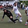 So gar ins Stolpern kommen der der FC Amedspor Wetzlar und sein einen Doppelpack schnürender Neuzugang Konstantinos Gkampouris (l.), hier noch im Trikot der SG Naunheim/Niedergirmes, in der ersten Runde des Wetzlarer Fußball-Kreispokals. Beim FC Fortuna gelingt ein glatter 8:0-Sieg (Archivbild) © Jens Schmidt