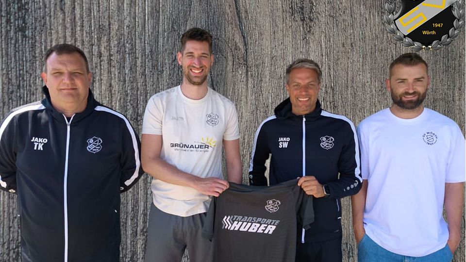 Das Bild zeigt: Co-Trainer Kollmann links, Moritz Stahl, Cheftrainer Wimmer und 2. Vorstand Schmitt