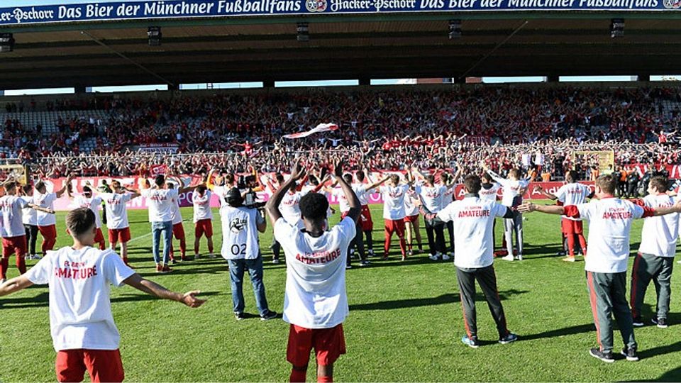 Riesen-Freude bei den Bayern: Die Amateure kehren zurück in die 3. Liga und der ganze Verein feiert. Foto: Leifer