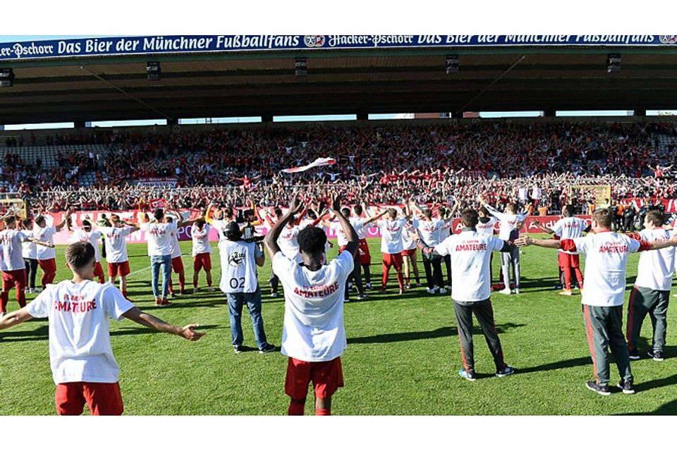 Riesen-Freude bei den Bayern: Die Amateure kehren zurück in die 3. Liga und der ganze Verein feiert. Foto: Leifer