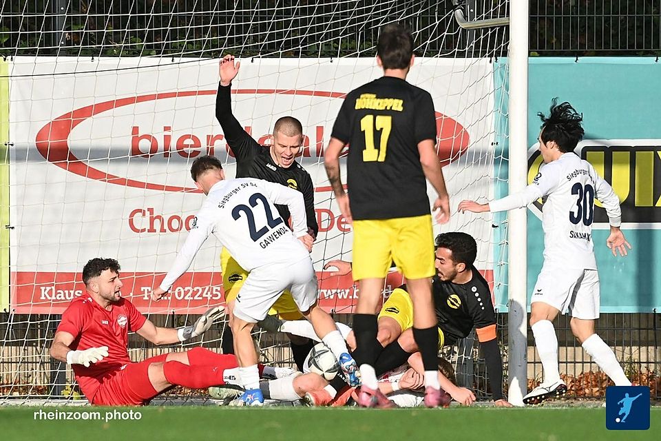 Im Hinspiel setzte sich der Siegburger SV überraschend klar mit 4:0 gegen Eintracht Hohkeppel durch.