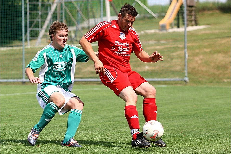 Dem FC Egglham mit Spielertrainer Werner Siebauer (in rot) traut man einen Spitzenplatz zu - muss aber gleich zum Absteiger nach Malgersdorf F: Santner