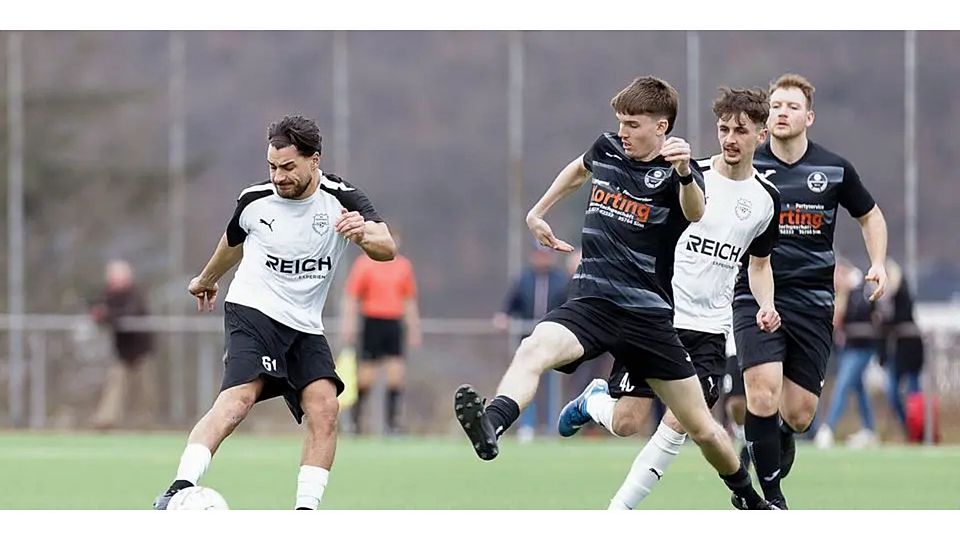 Enes Güven (l.) und die SG Eschenburg verpassen in der Fußball-Gruppenliga einen wichtigen Heimsieg. (Archivfoto) Enes Güven (l.) und die SG Eschenburg verpassen in der Fußball-Gruppenliga einen wichtigen Heimsieg. (Archivfoto) © Jörg Heinrich